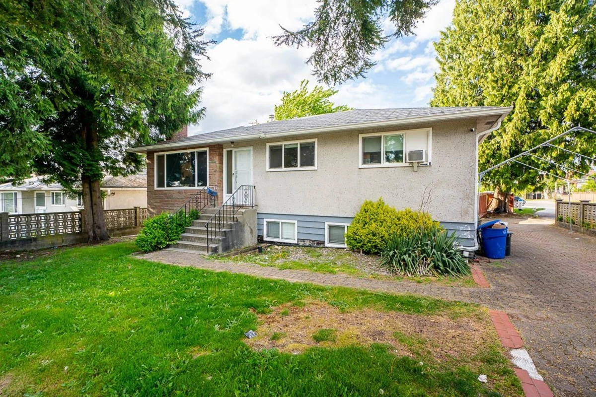 Living Room Photo of 11191 90 Avenue, Surrey, BC