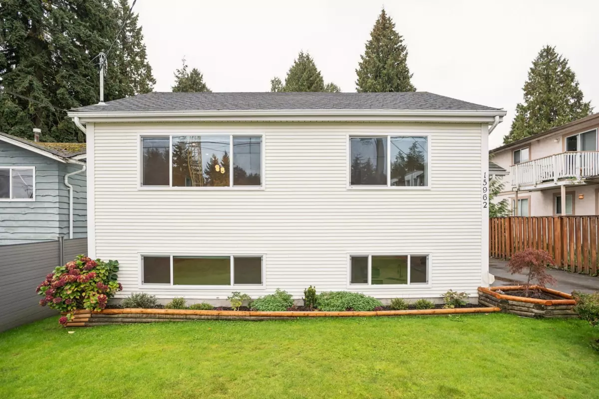 Living Room Photo of 15962 North Bluff Road, White Rock, BC