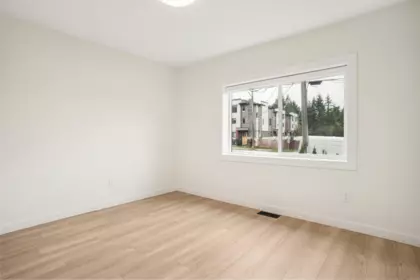 Hallway Photo of 15962 North Bluff Road, White Rock, BC
