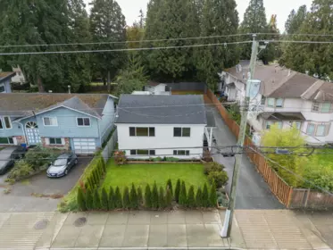 Swimming Pool Photo of 15962 North Bluff Road, White Rock, BC
