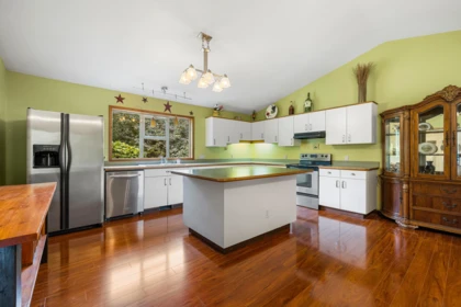 Kitchen Island Photo of 8379 Chelmsford Place, Chilliwack, BC