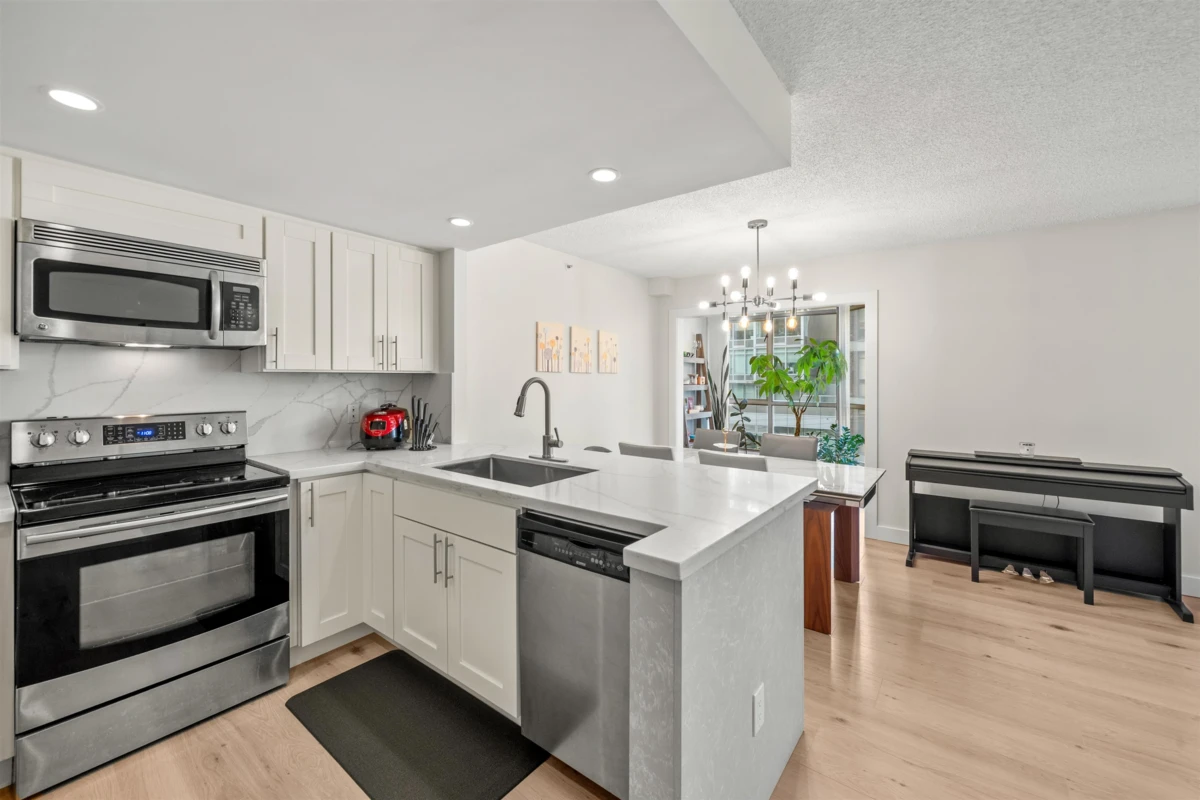 Dining Area Photo of 706 867 Hamilton Street, Vancouver, BC
