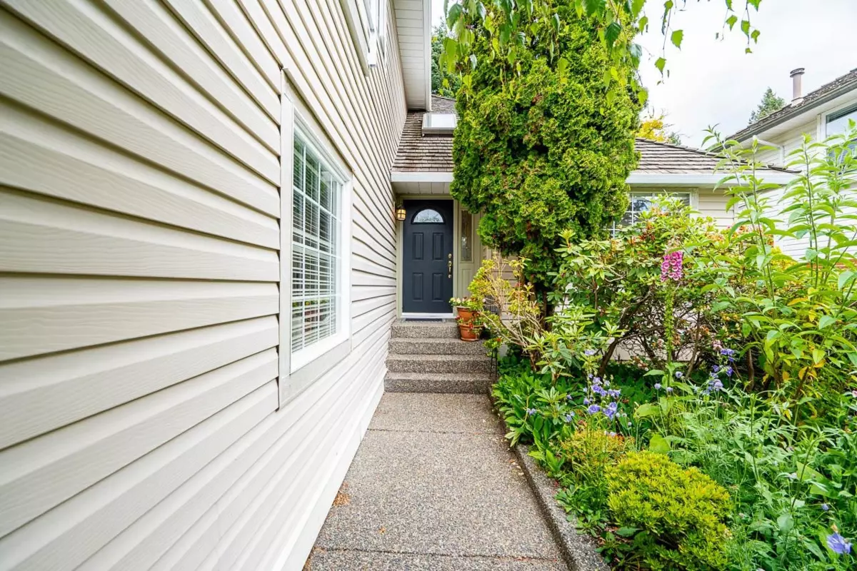 Family Room Photo of 954 160b Street, Surrey, BC