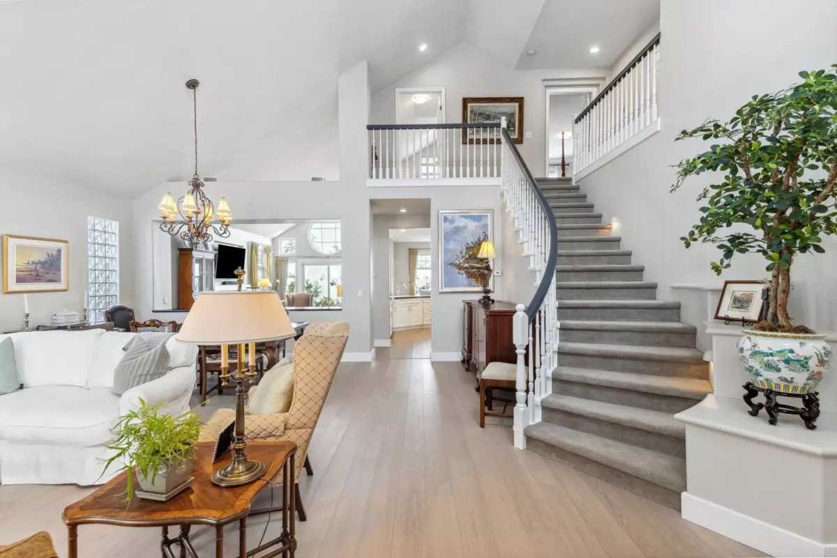 Living Room Photo of 1 5110 Alderfeild Place, West Vancouver, BC