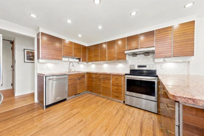 Kitchen Island Photo of 1601 738 Broughton Street, Vancouver, BC