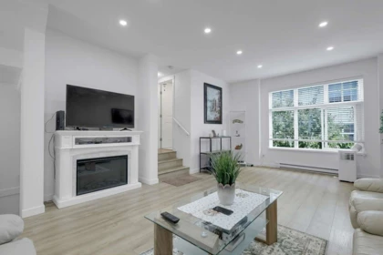 Kitchen Photo of 8 10433 158 Street, Surrey, BC