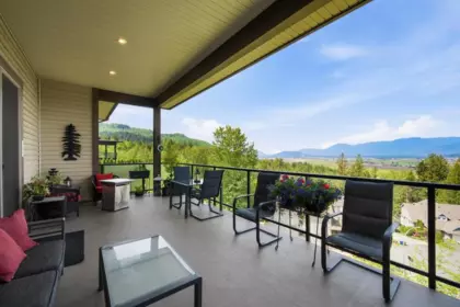 Kitchen Island Photo of 7315 Mount Thurston Drive, Chilliwack, BC