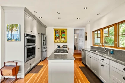 Kitchen Island Photo of 445 N Oxley Street, West Vancouver, BC