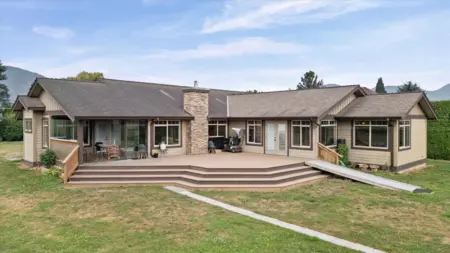 Family Room Photo of 6260 Sumas Prairie Road, Sardis - Greendale, BC
