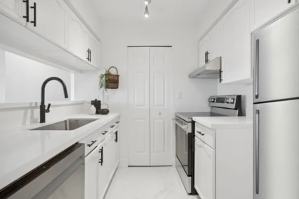 Walk-In Closet Photo of 1204 1833 Frances Street, Vancouver, BC