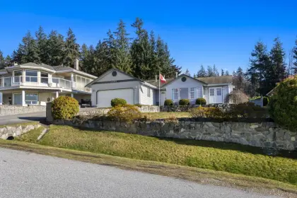 4988 Arbutus Road, Sechelt, BC, Sechelt — Single Family Residence for sale