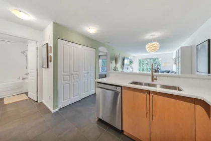 411 1150 E 29th Street, North Vancouver, BC, North vancouver — Apartment/Condo for sale