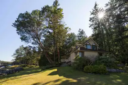 Outdoor Deck Photo of B Turnagain Island, Halfmoon Bay, BC