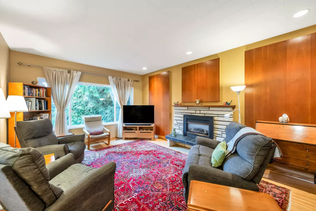 Dining Area Photo of 1320 Kent Street, White Rock, BC