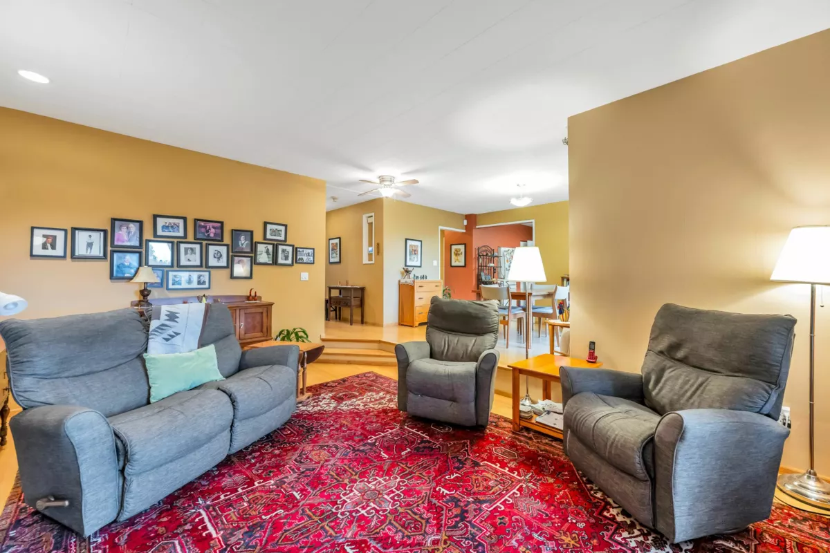 Kitchen Island Photo of 1320 Kent Street, White Rock, BC