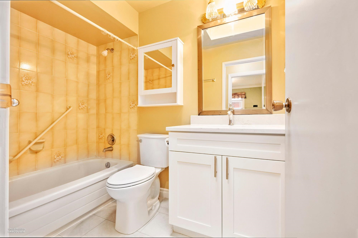 Dining Area Photo of 1974 150 Street, Surrey, BC