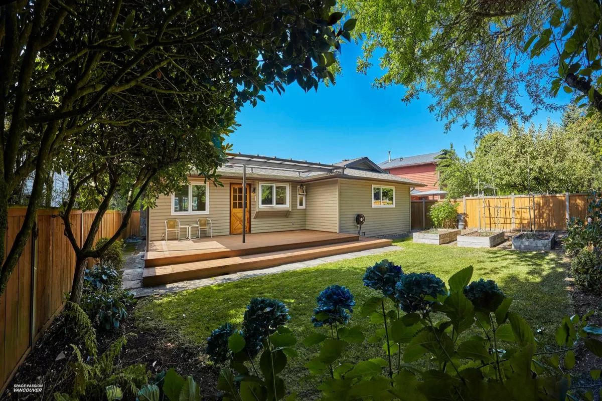 Garage Interior Photo of 1974 150 Street, Surrey, BC