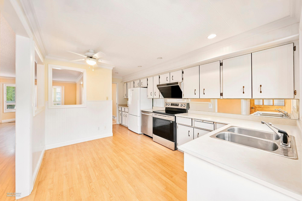 Mudroom Photo of 1974 150 Street, Surrey, BC