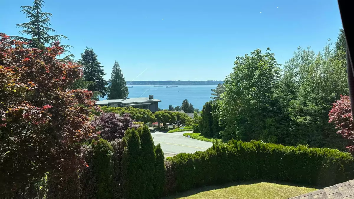 Living Room Photo of 4246 Rockridge Road, West Vancouver, BC