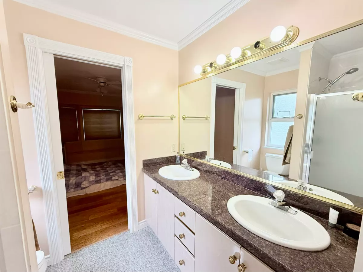 Hallway Photo of 733 Macdonald Avenue, Burnaby, BC