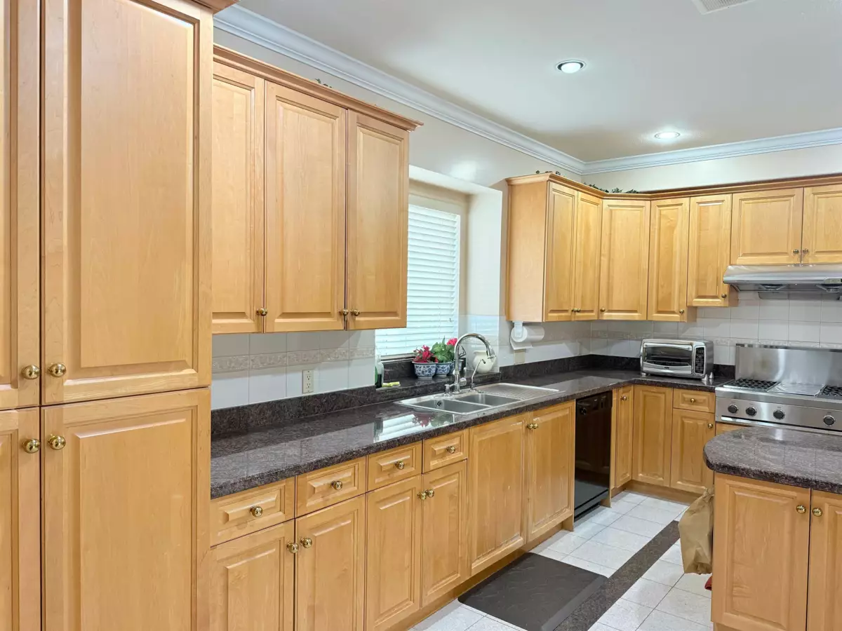 Primary Bathroom Photo of 733 Macdonald Avenue, Burnaby, BC