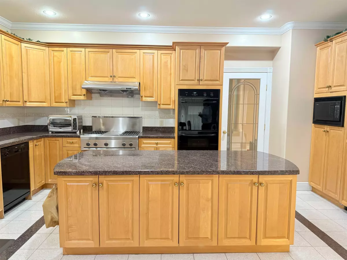 Walk-In Closet Photo of 733 Macdonald Avenue, Burnaby, BC