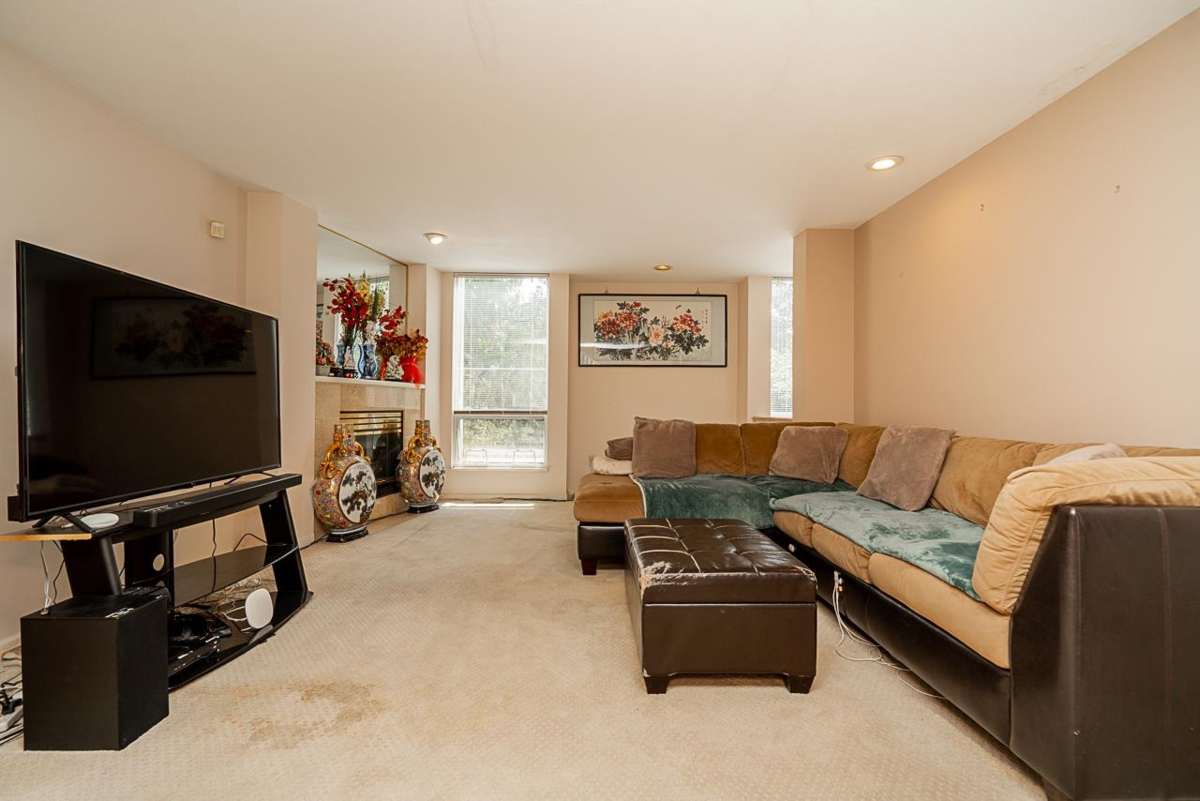 Kitchen Island Photo of 12 3228 Raleigh Street, Port Coquitlam, BC
