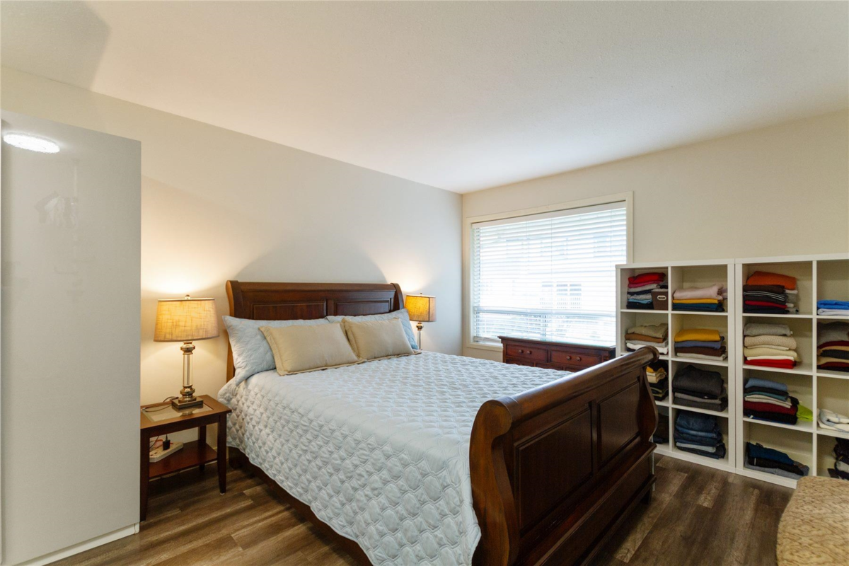 Kitchen Island Photo of 21 32615 Murray Avenue, Abbotsford, BC