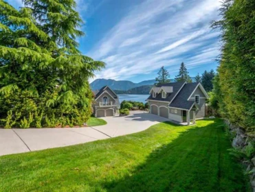6560 N Gale Avenue, Sechelt, BC, Sechelt — Single Family Residence for sale