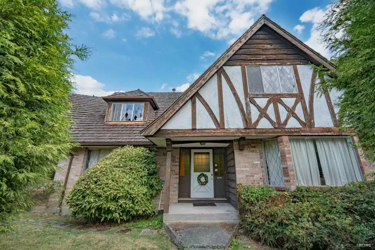 Living Room Photo of 5809 Fremlin Street, Vancouver, BC