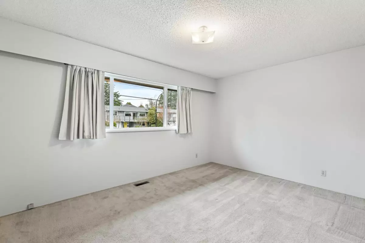 Basement Recreation Room Photo of 1430 Maple Street, White Rock, BC