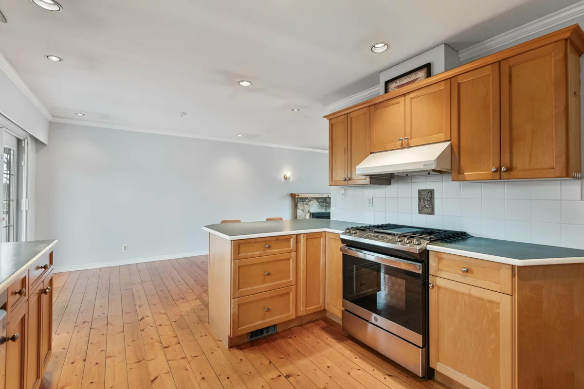Guest Bathroom Photo of 1430 Maple Street, White Rock, BC