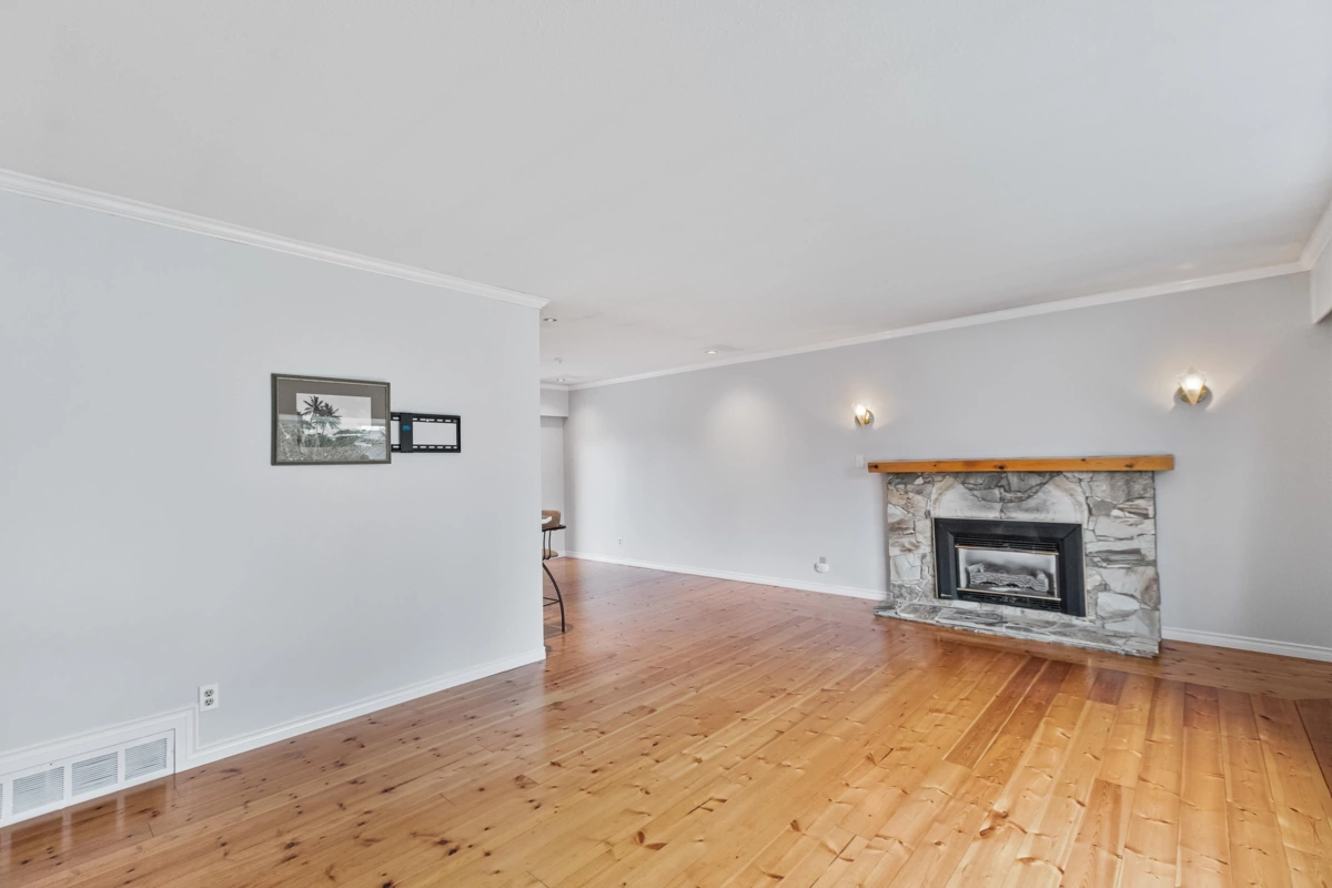Kitchen Island Photo of 1430 Maple Street, White Rock, BC