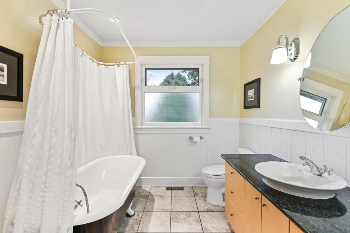 Mudroom Photo of 1430 Maple Street, White Rock, BC