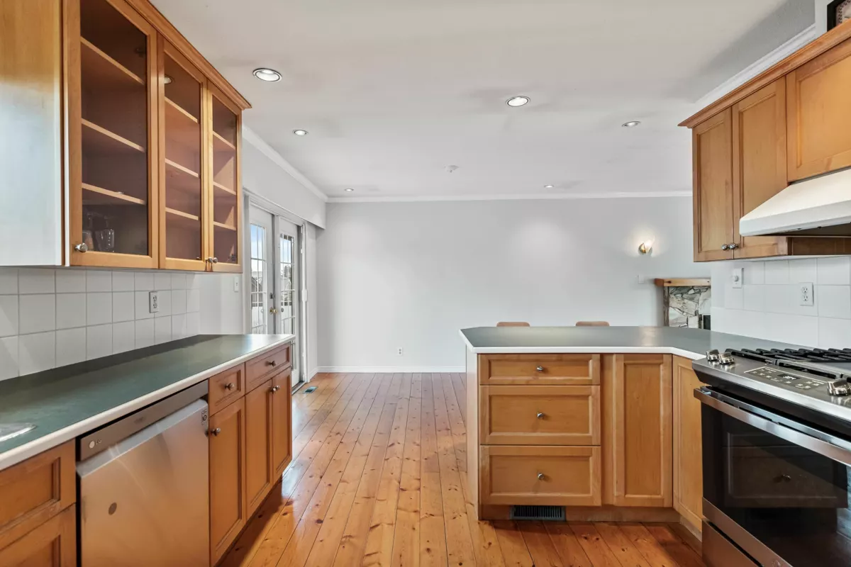 Powder Room Photo of 1430 Maple Street, White Rock, BC
