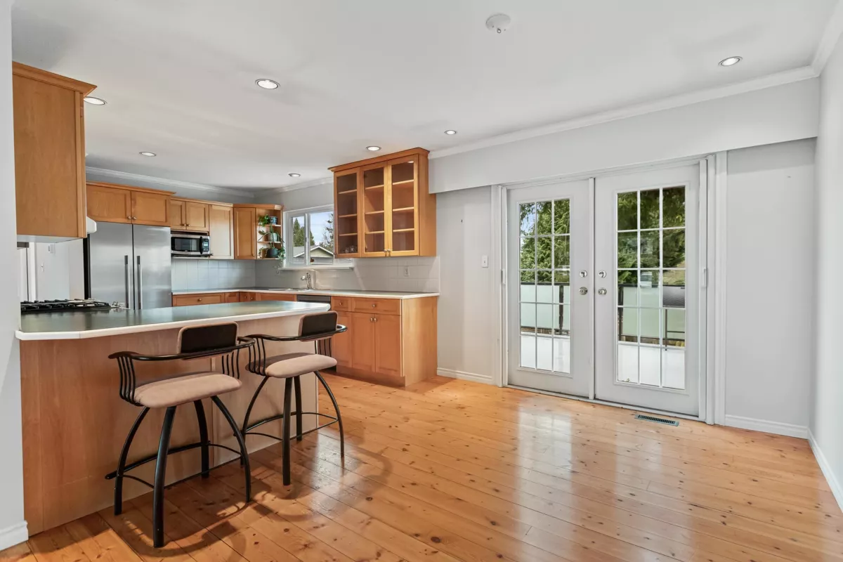 Walk-In Closet Photo of 1430 Maple Street, White Rock, BC