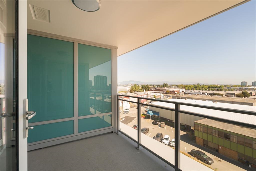 Kitchen Island Photo of 703 5619 Cedarbridge Way, Richmond, BC