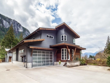 38608 Westway Avenue, Squamish, BC, Squamish — Single Family Residence for sale