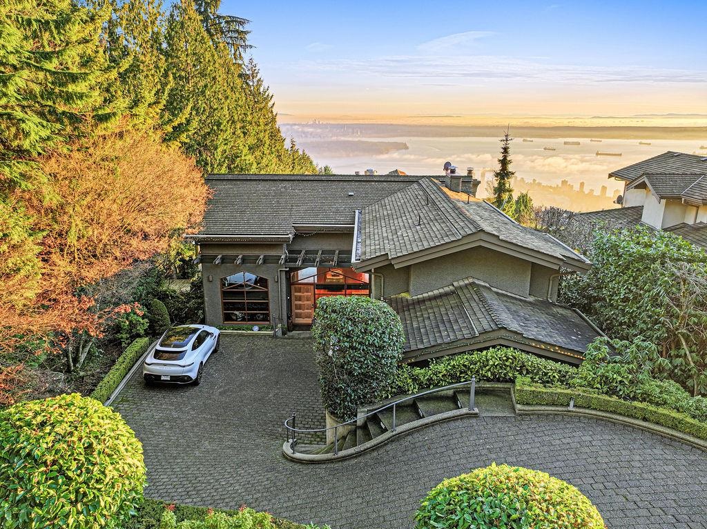 Living Room Photo of 1626 Pinecrest Drive, West Vancouver, BC