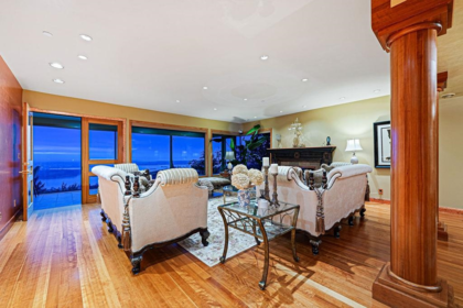 Kitchen Island Photo of 1626 Pinecrest Drive, West Vancouver, BC