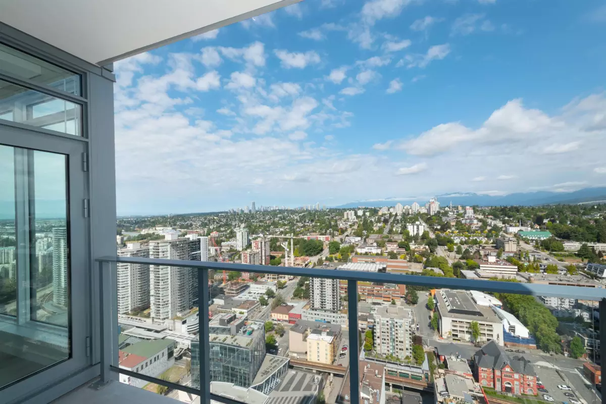 Kitchen Photo of 4004 680 Quayside Drive, New Westminster, BC