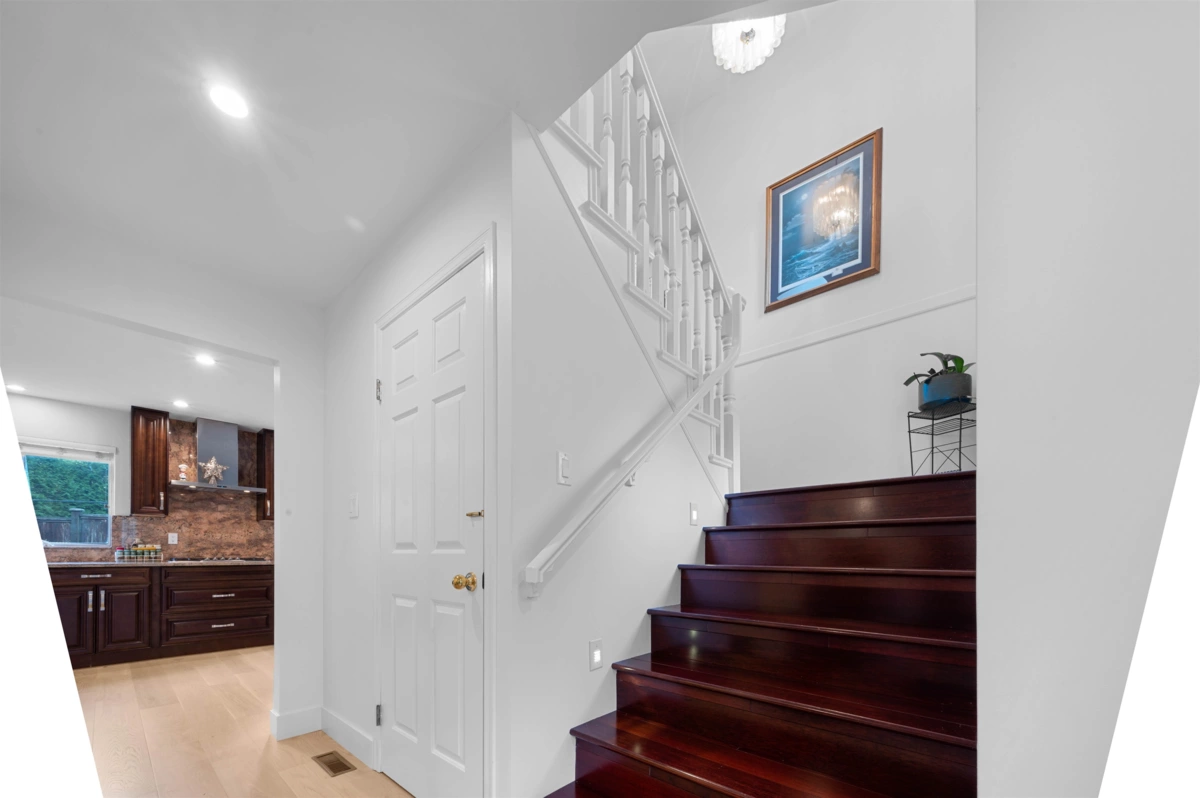 Powder Room Photo of 441 Inglewood Avenue, West Vancouver, BC