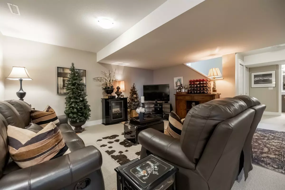 Hallway Photo of 6068 163a Street, Surrey, BC