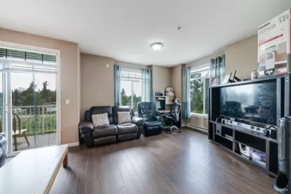 Kitchen Photo of 417 13277 108 Avenue, Surrey, BC