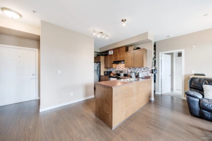 Primary Bathroom Photo of 417 13277 108 Avenue, Surrey, BC