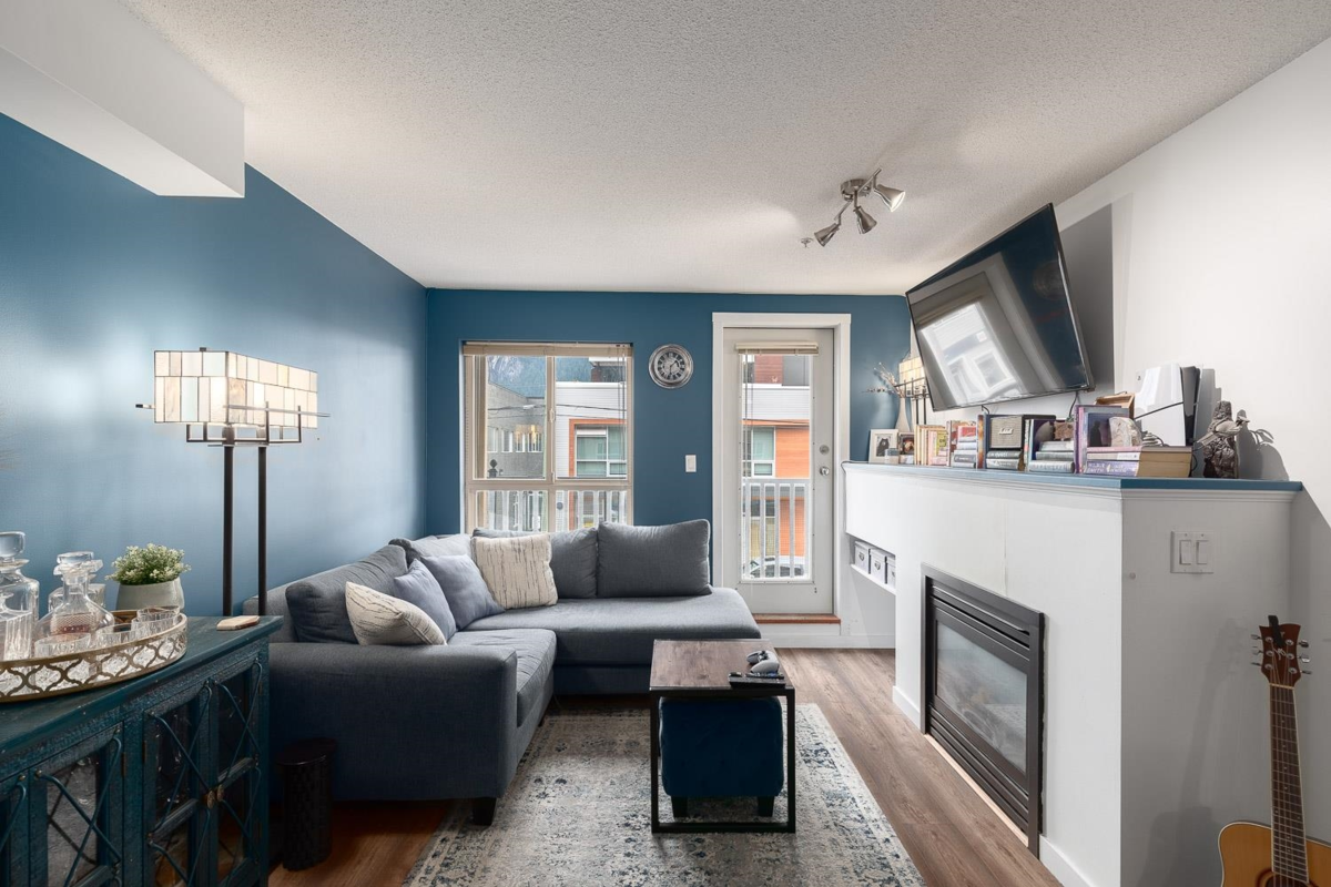 Kitchen Island Photo of 112 38003 Second Avenue, Squamish, BC