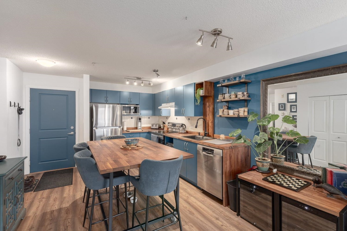 Living Room Photo of 112 38003 Second Avenue, Squamish, BC