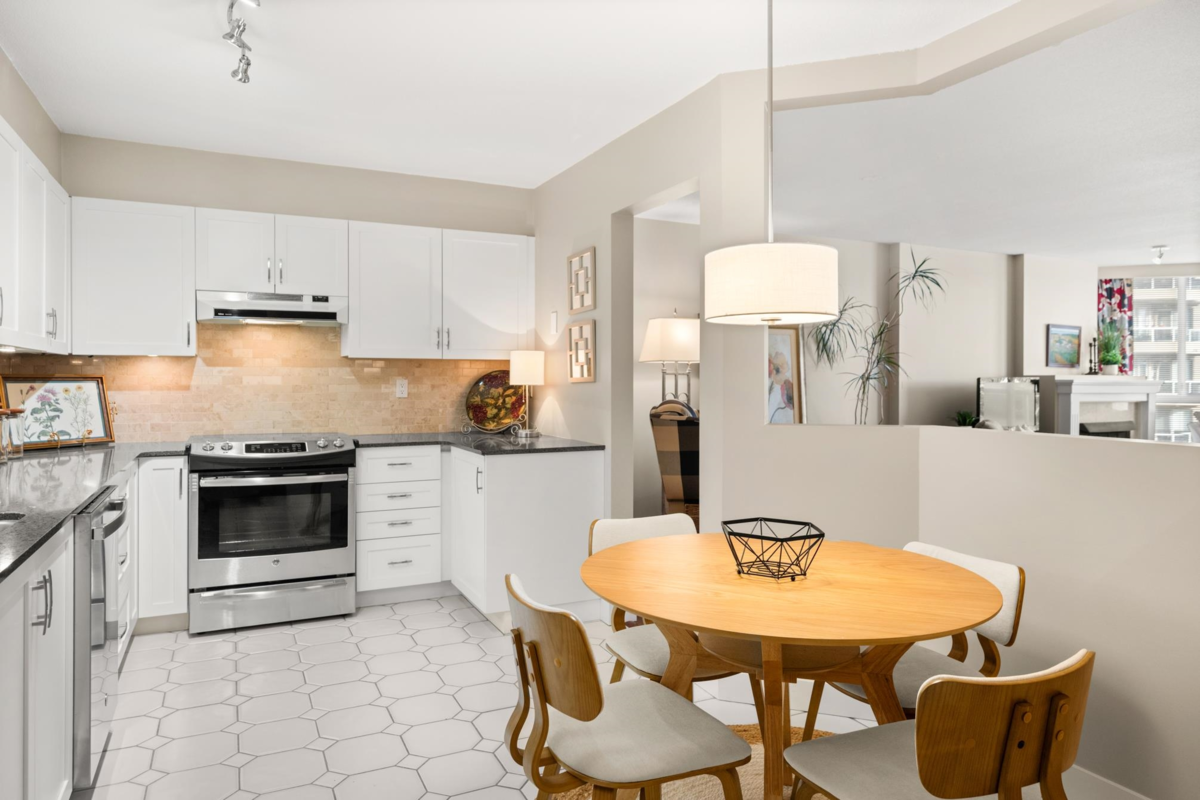 Kitchen Island Photo of 1105 1235 Quayside Drive, New Westminster, BC