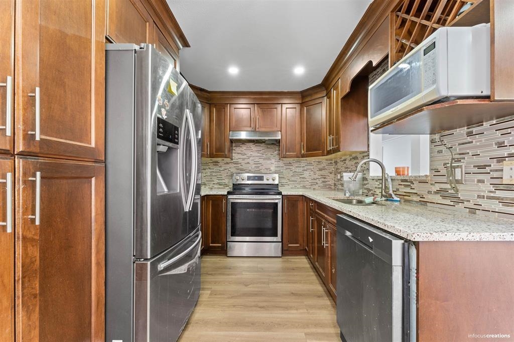 Living Room Photo of 21 7140 132 Street, Surrey, BC