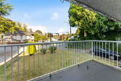 Laundry Room Photo of 9761 124a Street, Surrey, BC